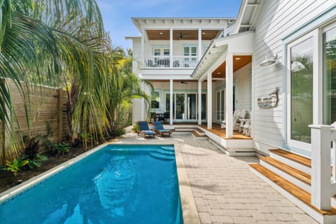 Property building, Patio, Day, Garden, Balcony/Terrace, Garden view, Pool view, Area and facilities, Swimming pool, sunbed