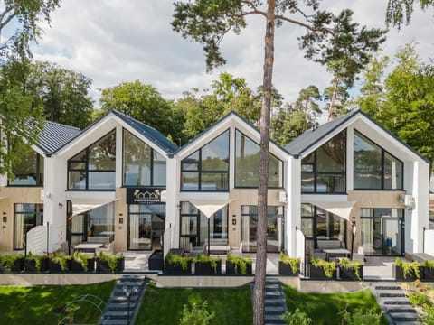 Property building, Day, Natural landscape, Garden, Garden view