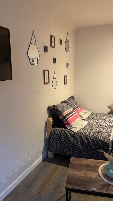 Charmant studio au bord du lac d’Elancourt village Apartment in Île-de-France