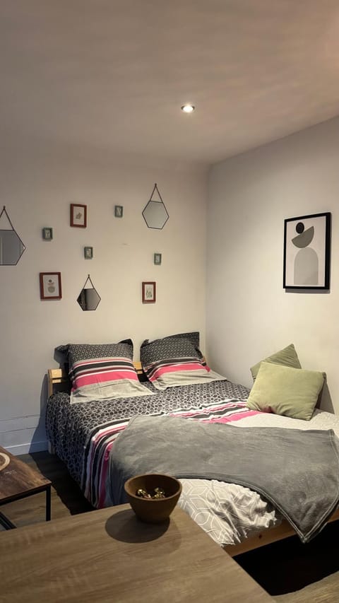 Charmant studio au bord du lac d’Elancourt village Apartment in Île-de-France