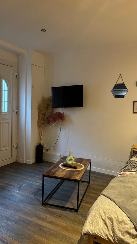 Charmant studio au bord du lac d’Elancourt village Apartment in Île-de-France