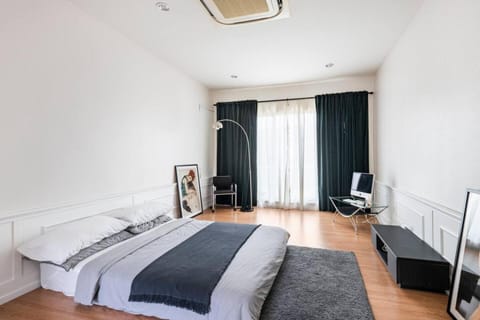 Bed, TV and multimedia, Bedroom, hair dresser