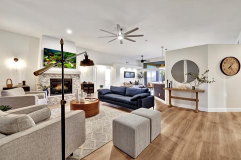 TV and multimedia, Living room, Seating area, fireplace