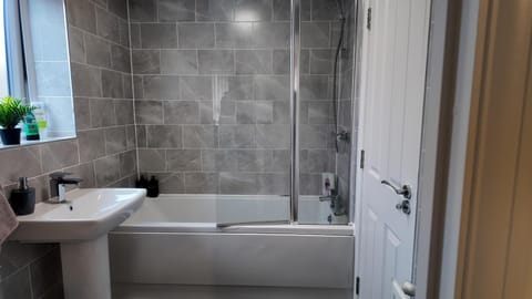 Modern house in City Centre with private parking and gated property House in Birmingham