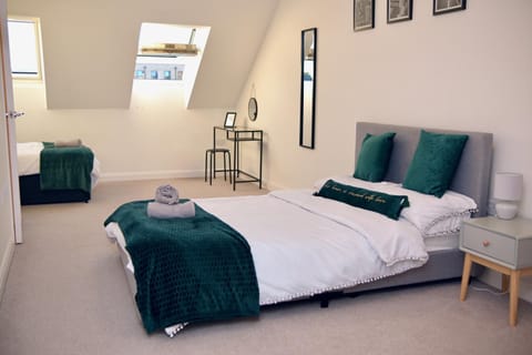 Modern house in City Centre with private parking and gated property House in Birmingham