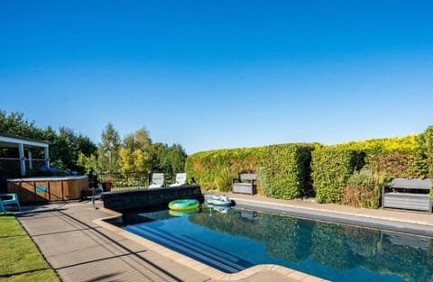 Hot Tub, Swimming pool