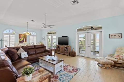 Mango Margarita- Beach Home with Pool Sleeps 12 House in Estero Island