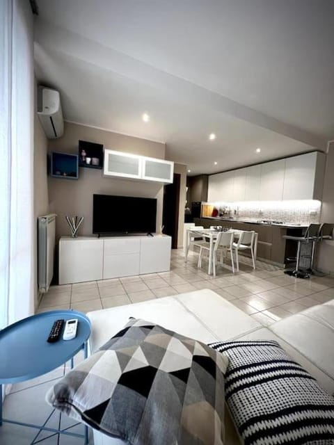 Communal lounge/ TV room, Kitchen or kitchenette, Living room, Seating area, Dining area, Evening entertainment
