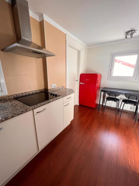 Kitchen or kitchenette, Dining area, stove