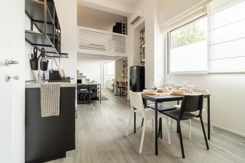 Coffee/tea facilities, Kitchen or kitchenette, Food and drinks, Dining area, Food, Breakfast, minibar, air conditioner