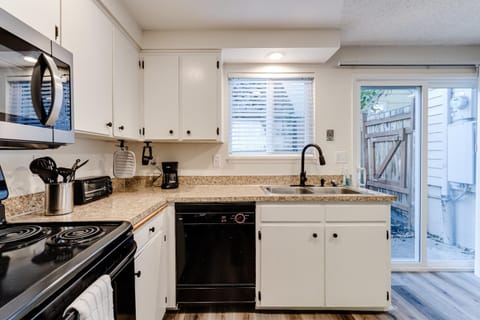 Patio, Coffee/tea facilities, Kitchen or kitchenette, dishwasher, minibar, pet friendly, stove, kitchen, kitchen