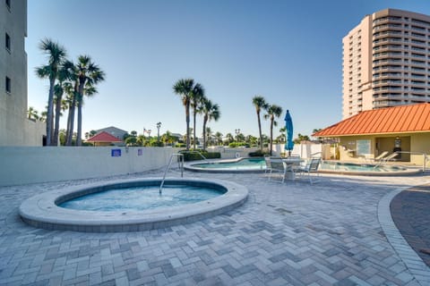 Heated Pool Access Clearwater Beachfront Condo! Apartment in Sand Key