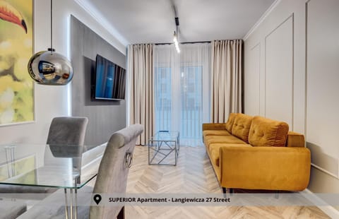 TV and multimedia, Living room, Seating area, Evening entertainment