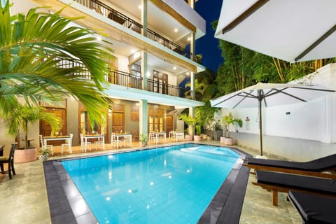 Property building, Patio, Garden, Garden view, Pool view, Swimming pool, sunbed