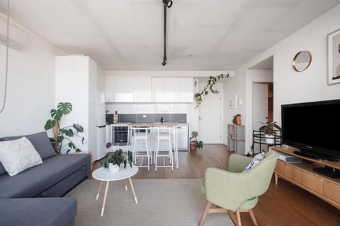 TV and multimedia, Kitchen or kitchenette, Living room, Seating area, Dining area