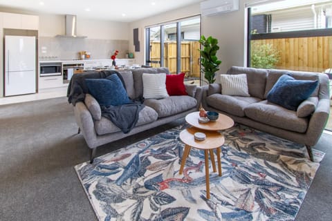 Kitchen or kitchenette, Living room, Dining area, minibar, pet friendly, stove
