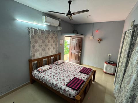 Bed, Living room, Bedroom, internet, air conditioner