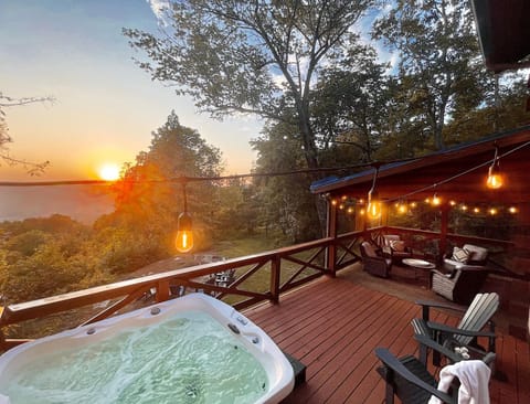 Mossy Falls Cabin by Leavetown Vacations Cabin in Tennessee