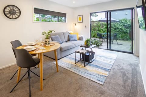 Patio, Garden, View (from property/room), Balcony/Terrace, Living room, Photo of the whole room, Dining area, Garden view