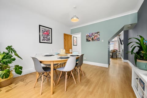 Game Room, Kitchen or kitchenette, Seating area, Dining area, pet friendly