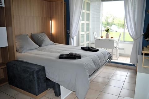 Photo of the whole room, towels