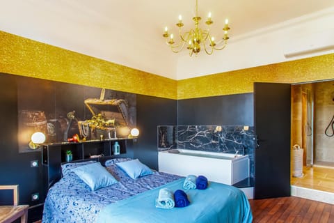 Bed, Photo of the whole room, Bedroom