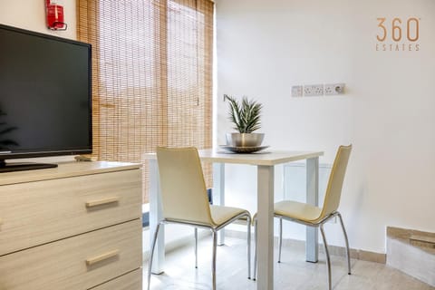 Communal lounge/ TV room, TV and multimedia, Living room, Seating area, Dining area, Evening entertainment