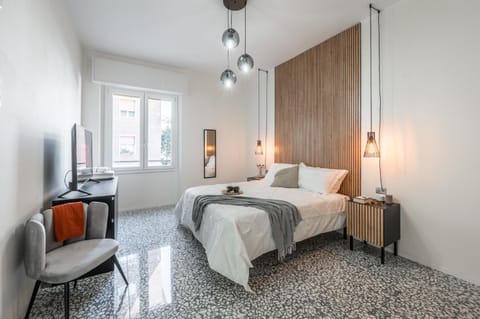 Bed, TV and multimedia, Bedroom