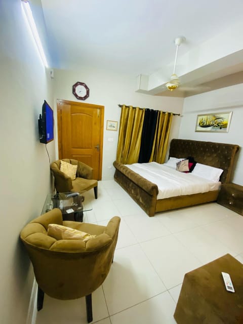 Communal lounge/ TV room, TV and multimedia, Seating area, Bedroom, Family, Family, Family