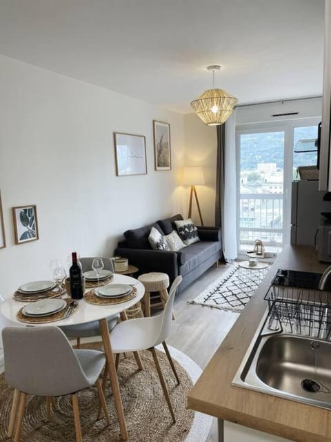 Superbe: parking gratuit + wifi puissant + balcon Apartment in Grenoble