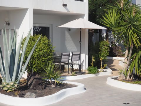 Property building, Patio, Garden, Balcony/Terrace, Garden view