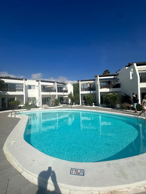 Property building, Balcony/Terrace, Swimming pool, Swimming pool