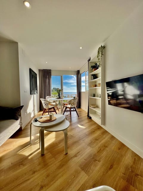 Communal lounge/ TV room, Dining area, Sea view