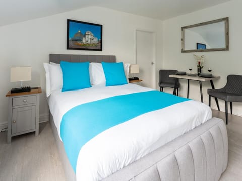 Photo of the whole room, Bedroom, hair dresser