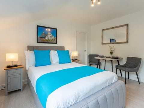 Photo of the whole room, Seating area, Bedroom