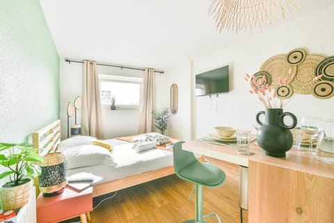 Bed, TV and multimedia, Photo of the whole room, Bedroom
