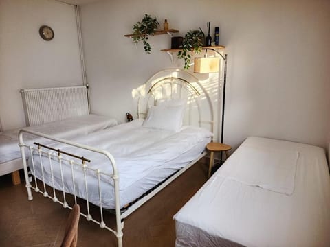 Cozy Garden Rooms Bed and Breakfast in Chevilly Larue