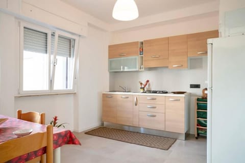 Kitchen or kitchenette, Dining area, minibar, stove