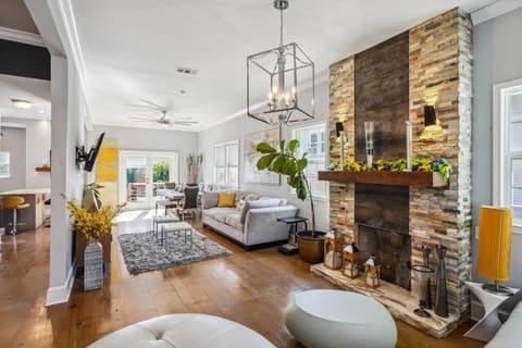 GrandCraftsman style home with pool and hot tub/ center to all of New Orleans House in New Orleans