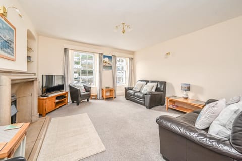 Communal lounge/ TV room, TV and multimedia, Living room, Seating area, Evening entertainment
