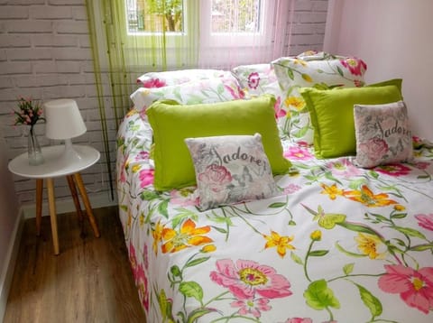 Bed, Seating area, Bedroom