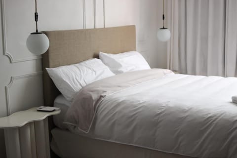 Bed, towels