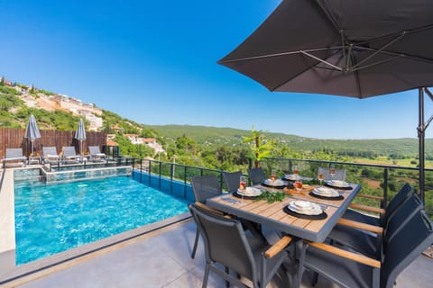 Patio, Spring, Day, Natural landscape, View (from property/room), Balcony/Terrace, Dining area, Mountain view, Pool view, Swimming pool, sunbed