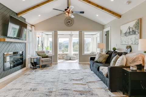 Updated and Modern Waynesville Cottage with Fire Pit House in Lake Junaluska