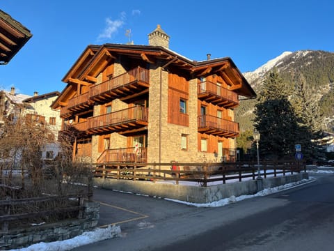 Property building, Day, Natural landscape, Winter, Mountain view