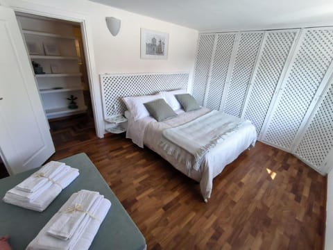 Bed, Photo of the whole room, Bedroom, towels, wardrobe