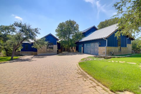 Pool and Covered Patios Sprawling Austin Estate! House in Lake Austin