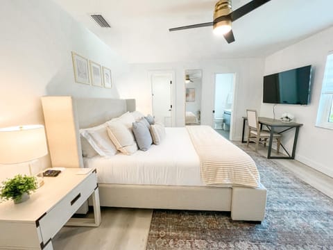 Bed, TV and multimedia, Photo of the whole room, Seating area, Bedroom, fireplace