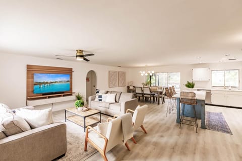 Communal lounge/ TV room, TV and multimedia, Living room, Seating area, Dining area, Evening entertainment, Pool view, fireplace, kitchen