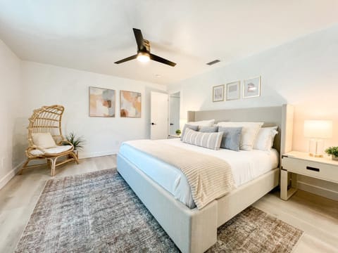 Bed, Photo of the whole room, Bedroom, fireplace